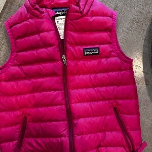 Adorable Patagonia vest. Size 4T
Excellent condition